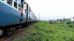 Индус прыгает из поезда! Происшествие в Индии