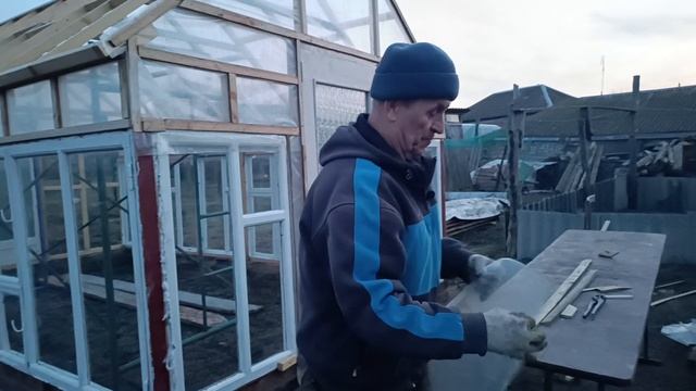 Начали закрывать теплицу. Готовим площадку для кубов под воду. Андрей доделал печку. смотреть онлайн