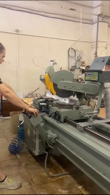 MGM DVS 350 Двухголовочная пила с верхней подачей пильных дисков #obbu.ru смотреть онлайн