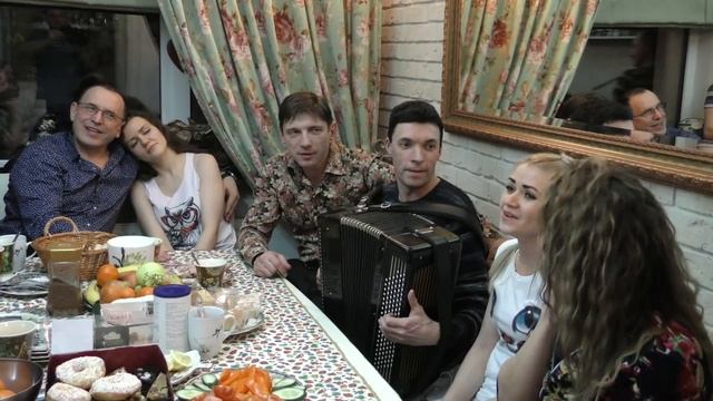 На скамеечке мы сидели вдвоём. Ансамбль Калина и хорошие люди. Канал Кузьма Болотов смотреть онлайн