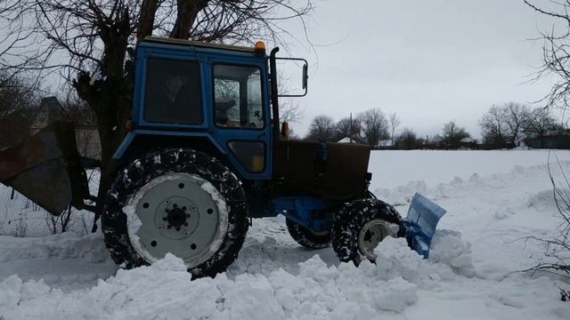 Чистим снег сами | Самодельным отвалом по селу | Трактор МТЗ 80 Беларус