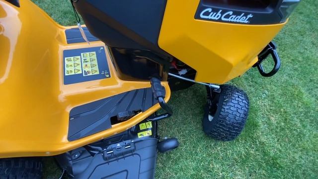 Cub Cadet XT2 PS107 fűnyíró traktor bemutató. Professzionális oldalkidobós, hidrosztatikus traktor. смотреть онлайн