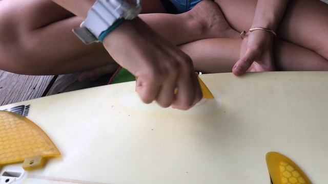 How To Put On FCS Fins On Surfboard Surf Training Factory смотреть онлайн