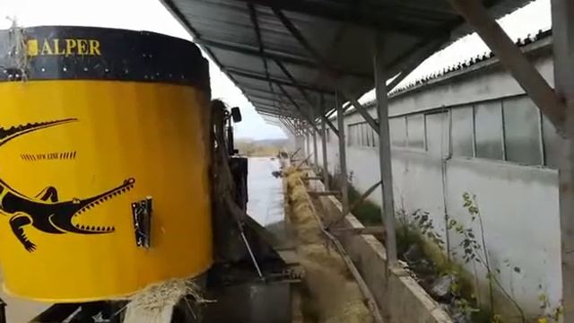 Вертикално раздаващо миксер ремарке за фуражи и добавки Alper