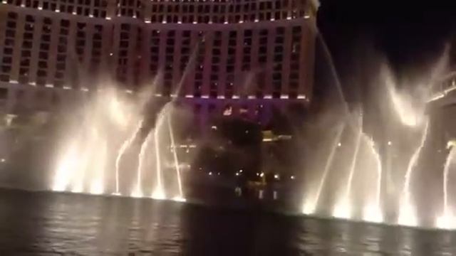 Bellagio water fountain show! ( pink Panther song ) смотреть онлайн