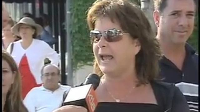 Pissed Off Woman In Line At IndyMac Bank in Encino смотреть онлайн