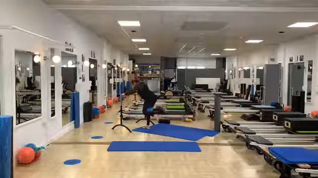 Squat Barre With The Small Blue Ball