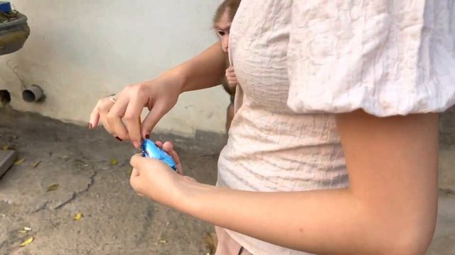 Monkey Baby Tom| Smart baby monkey is shy when meeting the student's sister смотреть онлайн