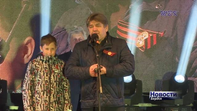 День Победы в Бердске завершился концертом и салютом на площади Горького смотреть онлайн