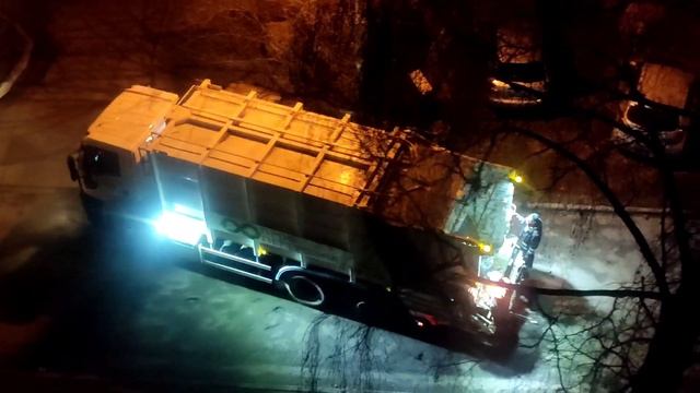 Вывоз мусора ночью | Как вывозят мусор в Киеве смотреть онлайн