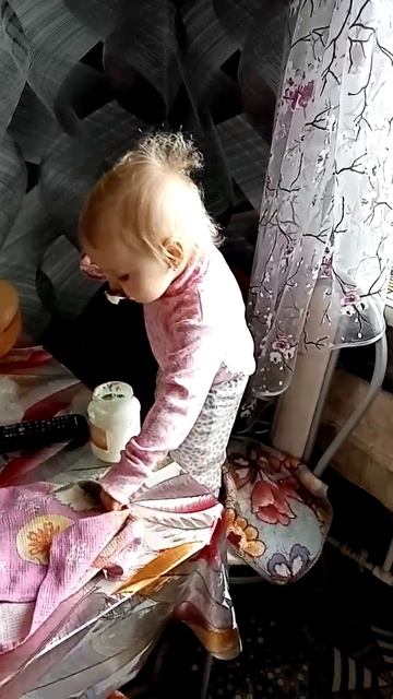 Арина кушает сметану.... смотреть онлайн