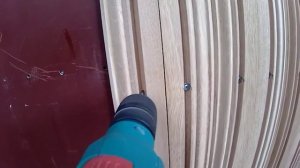 Обшивка металлической двери деревом.