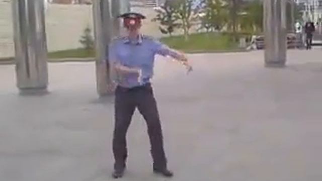 Мент зажигает под Lady Gaga / Cop dance by Lady Gaga (mix) смотреть онлайн