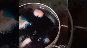 Красим яйца в зелёнке и луковой шелухе