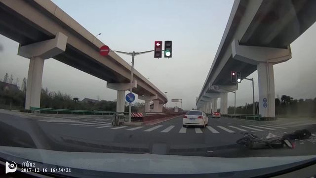 DDpai dashcam caught a motorbike driver hit by a taxi смотреть онлайн