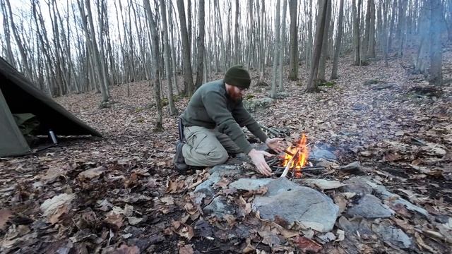 Solo camping overnight - Lavvu poncho tent - Campfire bratwurst смотреть онлайн