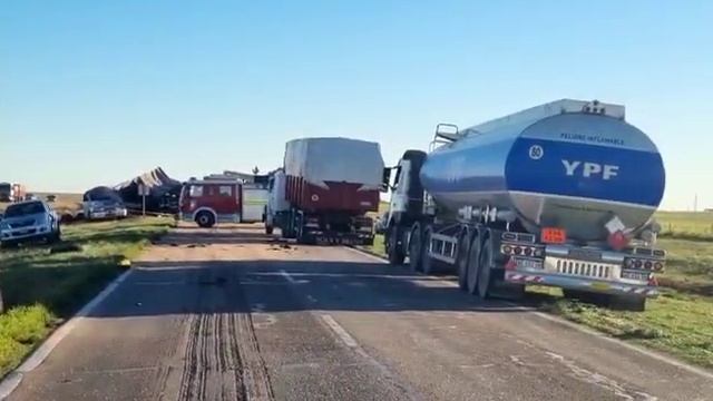 Choque entre cuatro camiones en la ruta 33 смотреть онлайн