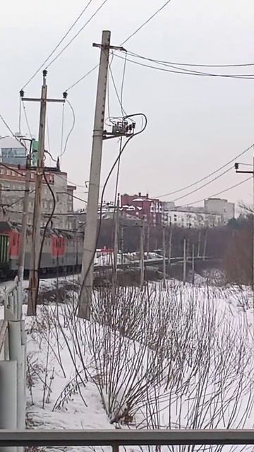 ГРУЗОВОЙ ПОЕЗД ЕДЕТ ЧЕРЕЗ ГОРОД. УФА РОССИЯ 20 МАРТА 2022.НОВОСТИ ТРАНСПОРТ . смотреть онлайн
