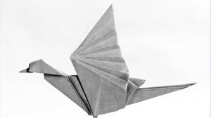 Оригами летящий аист из бумаги