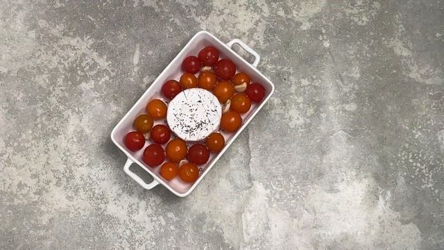 КАК ПРИГОТОВИТЬ ЗАПЕЧЕННЫЙ СЫР КАМАМБЕР С ПОМИДОРАМИ ЧЕРРИ В ДУХОВКЕ? Ужин на двоих быстро и просто