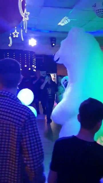 Белый медведь как Федерико Феллини / видео отзыв надувного костюма г. Уссурийск