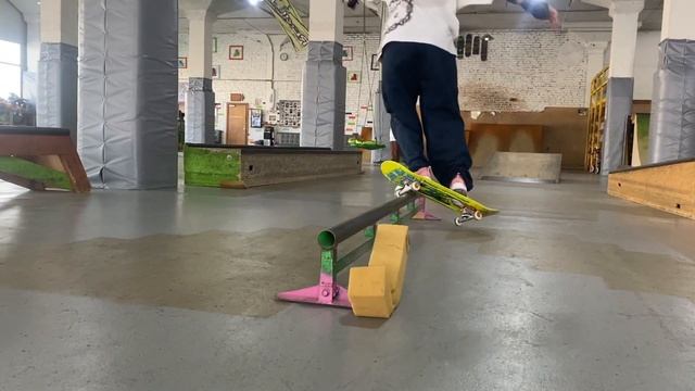 Трюки на скейте :fakie Big Spin Boardslide  на перилу. процесс