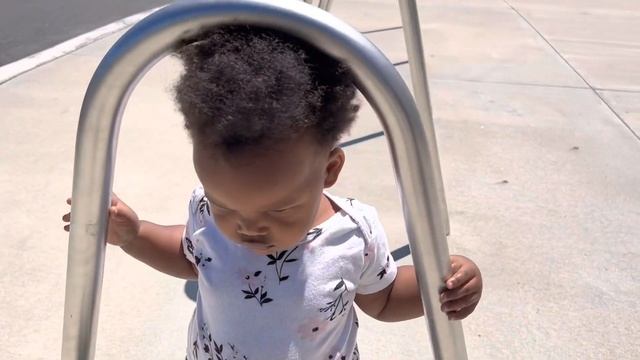 Monkey Bar Hack for toddlers : Nya and Ava смотреть онлайн