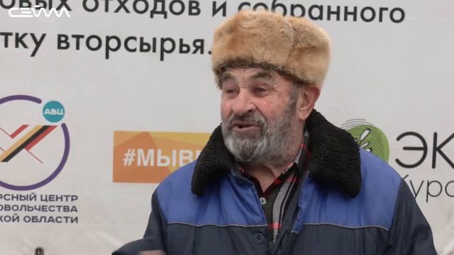 В Курске волонтеры помогают пожилым людям выносить мусор смотреть онлайн