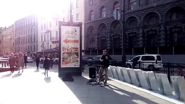 Соло на электро-скрипке в сопровождении звуков большого города. смотреть онлайн