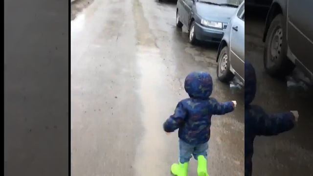 Весело по лужам! Вот как надо бегать по лужам😂 смотреть онлайн