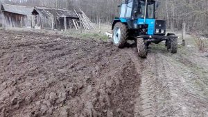 вспашка трактором мтз