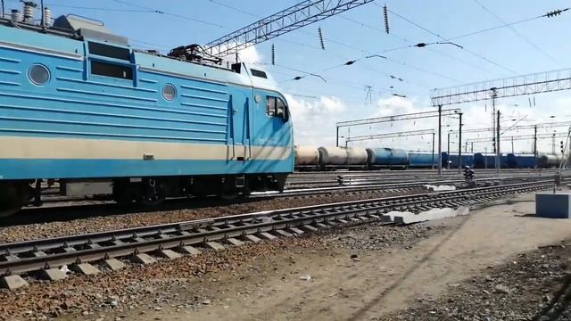 ЭП1М-527 с вагоном "Мотринга и инфраструктуры" смотреть онлайн
