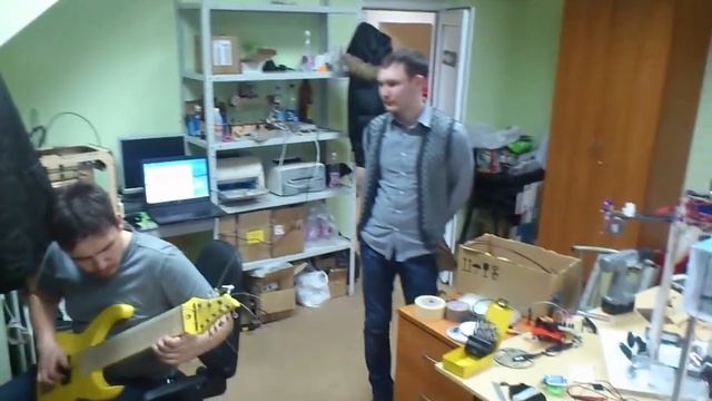 DIY гитара в хакспейсе смотреть онлайн