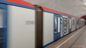 На станции ЛУБЯНКА Московского метро / At the LUBYANKA station of the Moscow Metro