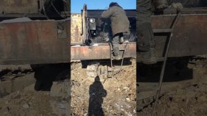 Запуск  с пускача экскаватора ЭО 4124  25 тонн, вручную. Двигатель А 01 scrap Old russian excavator