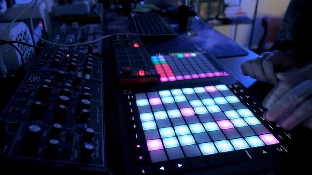 Wonky Jam with Ableton Live, Launchpad Pro Mk3, Launchpad Mini and Behringer Model D смотреть онлайн