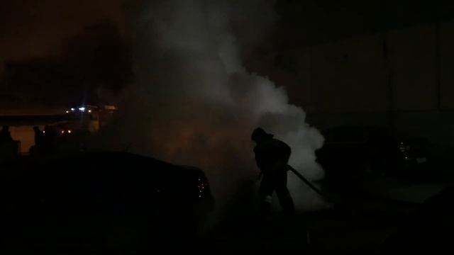 Горящий автомобиль и тушение пожара смотреть онлайн