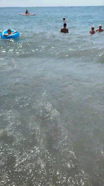 Адлер, пляж Мандарин, 16.07.2023. Сегодня волны и вода теплее