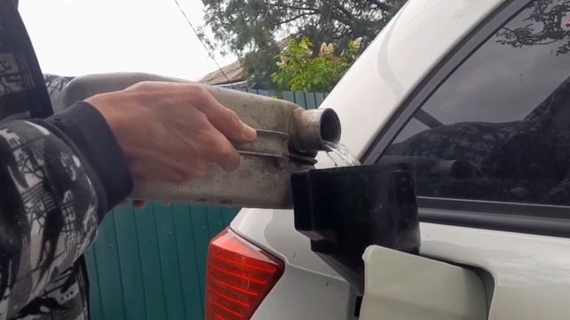 Как залить бензин с канистры в бак чтобы необляпатся смотреть онлайн