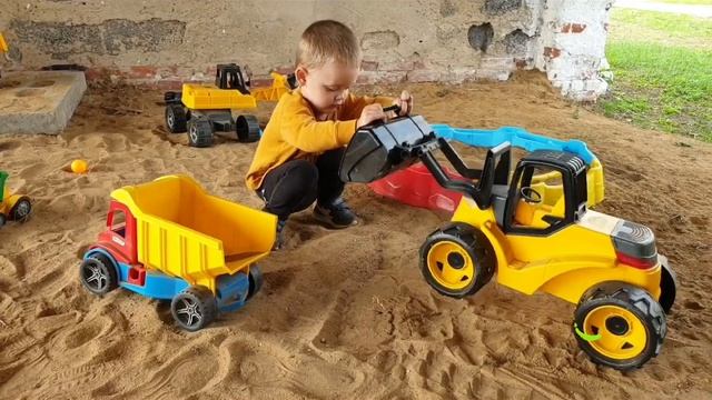 Малыш Тема изучает Транспорт #Машинка Трактор Погрузчик Детское видео на канале Dzidzika TV смотреть онлайн
