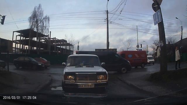 Истеричка на белом ВАЗ 2107 ВХ9919ВТ г. Хмельницкий. Снято на регистратор Pago M1