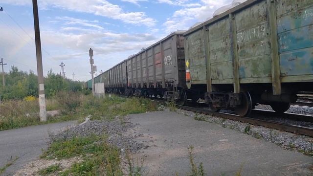 2ТЭ25КМ-0535 разгоняется с грузовым поездом смотреть онлайн