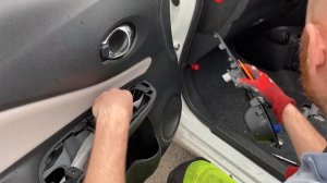 Nissan Note E-Power. Снятие обшивки двери