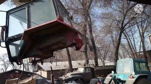 Разбор трактора Мтз 82.1 . Снял кабину при помощи экскаватора  Кат