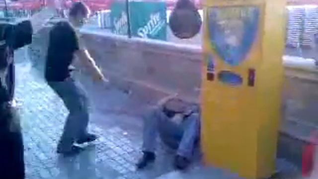 Вот так бьёт алкашь) смотреть онлайн