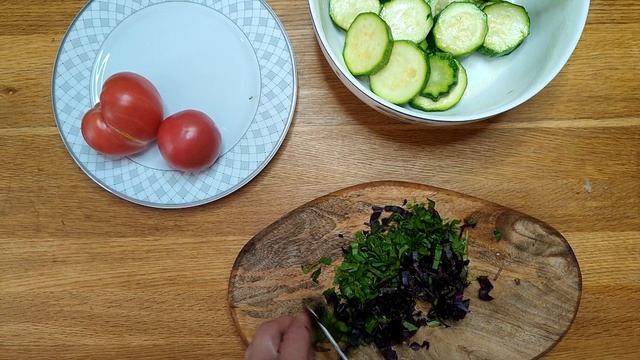 Готовлю за 5 минут тёплый салат из кабачков в микроволновке