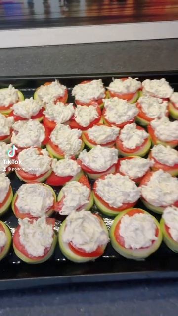 Запеченные кабачки с помидором под сырно-сливочной шапочкой