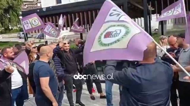 PS feste ne Berat, Blendi Klosi hap shampanjen | ABC News Albania смотреть онлайн