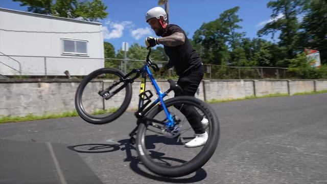 BMX vs Dirt Jumper! *Trick For Trick Call Out* смотреть онлайн