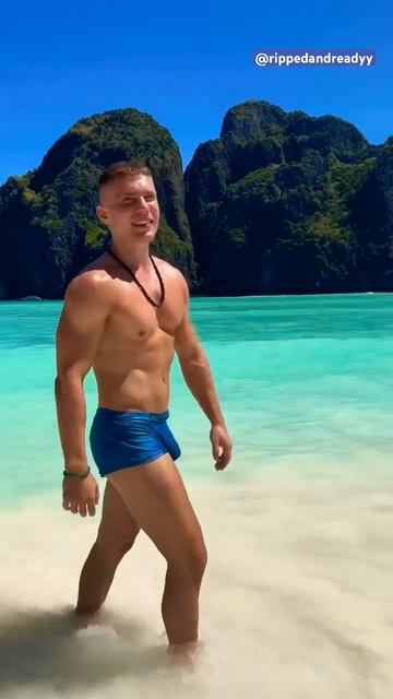 Cool man in the beach #shorts #beach #muscle смотреть онлайн